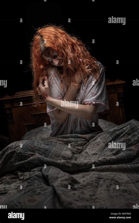 Miedo Mujer Poseída Por El Demonio En La Cama Exorcismo Del Sacerdote Fotografía De Stock Alamy