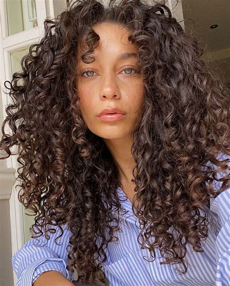 18 Stunning Hairstyles With Curly Curtain Bangs