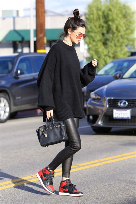 December 22 2016 Kendall Looked Oh So Chic Wearing An Oversized Knit Sweater Leather Pants
