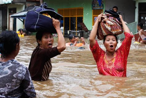 Monsoon Paralyzes Indonesian Capital Floods Presidential Palace