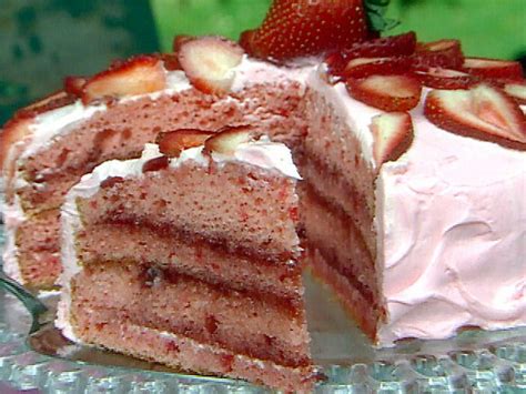Lightly coat the pan with butter, dust with flour, and tap out excess. Strawberry Creme Cake | Recipe (With images) | Strawberry cake recipes, Cake recipes, Strawberry ...