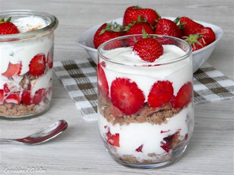 Très simple à préparer, cette verrine combine parfaitement fraîcheur et saveur. Verrine fraises et spéculoos façon parfait | La Cuisine d'Adeline