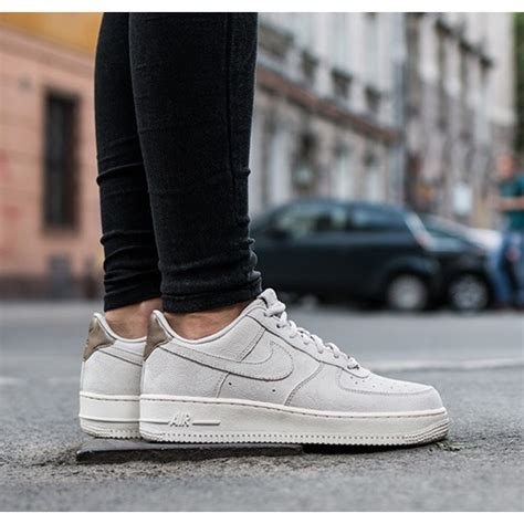 Wenn ihr nur einen einzigen sneaker besitzen dürftet, der zu so vielen styles wie möglich passen sollte, welcher wäre es dann? nike air force 1 damskie zamsz sale