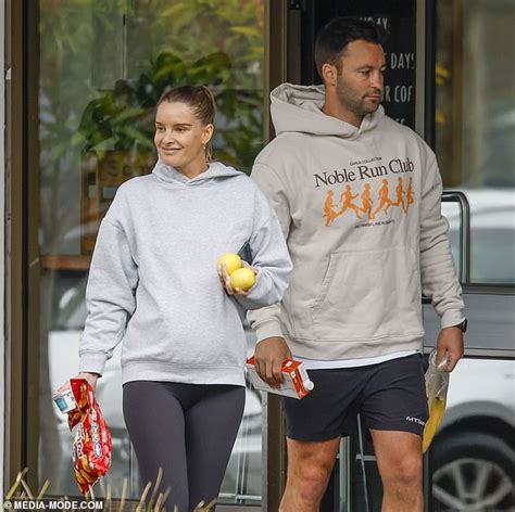 Jimmy Bartel And His Pregnant Girlfriend Amelia Shepperd Pick Up Junk Food At The Supermarket