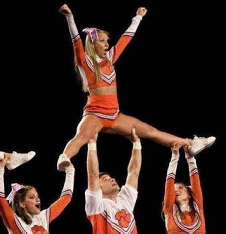 Cheerleader Oops 15 Embarrassing Moments In Cheerleading Oddee
