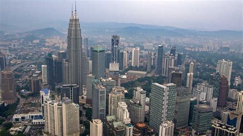 Salah satu gedung ikoniknya adalah petronas twin tower, menara kembar tertinggi di dunia. Kuala Lumpur ranks below average in safe cities index ...