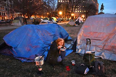 Homelessness In The Us How Should Cities Address Tent Encampments Vox