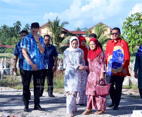 Family time with tunku tun aminah,tunku panglima johor and tunku idris. GAMBAR Tunku Tun Aminah Berkenan Melawat Keluarga ...