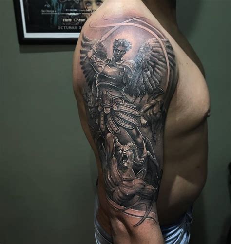 El antebrazo es una zona del cuerpo bastante amplia, que admite una gran variedad de diseños: San Miguel arcángel en negro y gris...... - Sebastian ...