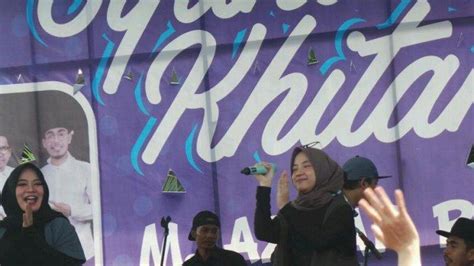 Lirik lagu sesaat untukku amira othman. Lirik Lagu Al Wabaa Nissa Sabyan, Bercerita Kondisi ...