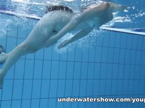 Cute Umora is swimming nude in the pool Porno 7DAK farkıyla izle