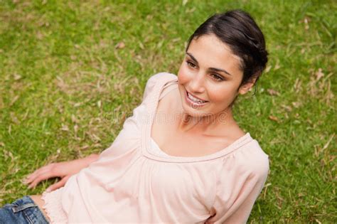 mulher latino americano de sorriso que senta se em um jardim tropical foto de stock imagem de