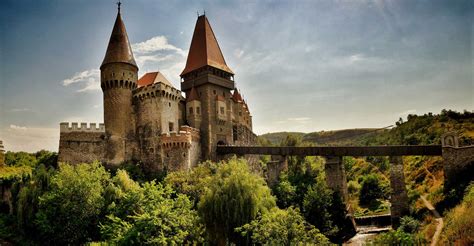 Das land liegt am schwarzen meer und erstreckt sich in westlicher richtung über den karpatenbogen bis zur pannonischen tiefebene. Schloss Corvin - Urlaub in Rumänien