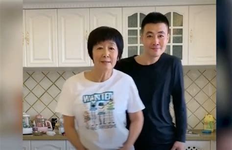 Chinese Son Teaches Mom To Dance Now They Are Going Viral Laptrinhx