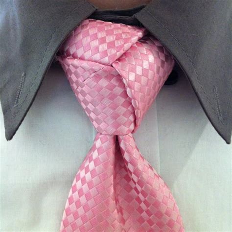 A simple diy tutorial on how to tie the trinity knot. Mix up your Tie Tying Game - Discover the Beauty of a Trinity knot - SOLETOPIA