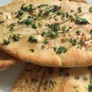 Ultra pillowy, soft pita bread recipe that will fill your home with fresh homemade bread smell. Quick and easy garlic pitta bread - Pikalily food blog