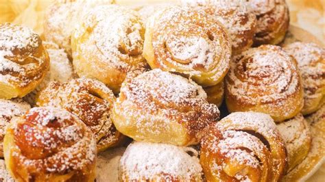 Altri dolcetti tipici del carnevale: Girelle fritte di pasta sfoglia al limone, simpatico dolce ...