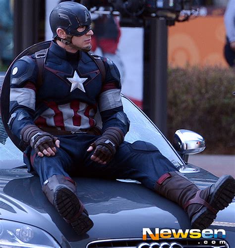 Check Out Captain Americas New Costume In The Avengers