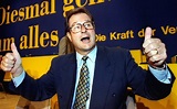 Klaus Kinkel posiert 1994 auf einem FDP-Parteikongress in Nürnberg für ...