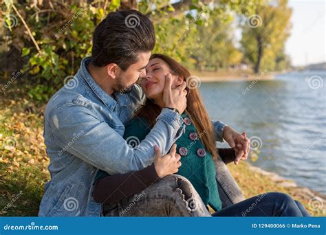 Beaux Jeunes Couples Ayant Leur Premier Baiser Photo Stock Image Du Abord Couples 129400066