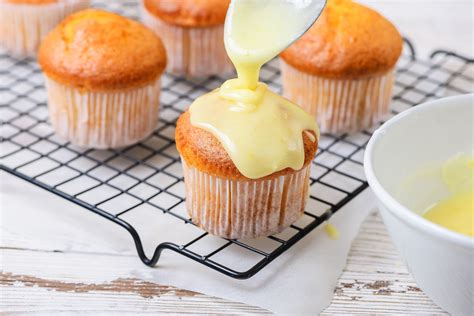 Minette rushing of custom cakes, in savannah georgia, shares with you how she make this simple glaze for her pound cakes. Lemon Glaze Icing Recipe