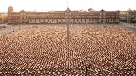 spencer tunick regresó a ciudad de méxico y desnudó por lo menos 50 personas frente a segob