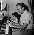 Richard Widmark and his daughter Anne tickle the ivories | Classic film ...