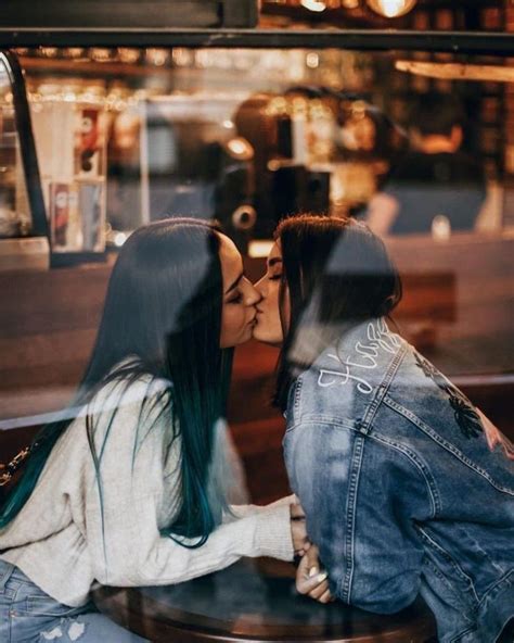 pin de cosinero en kiss en 2020 calle y poche lesbianas besándose chicas enamoradas