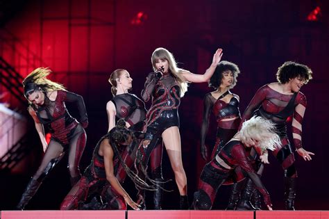 Photos Taylor Swifts Gillette Stadium Outfits Nbc Boston