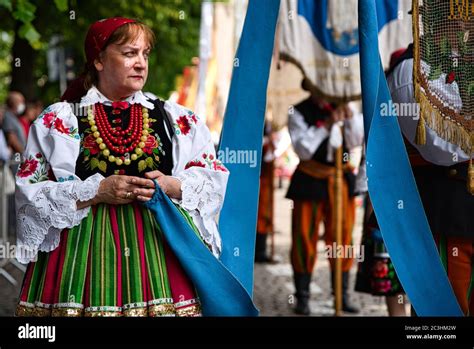 trajes tradicionales polacos fotografías e imágenes de alta resolución alamy