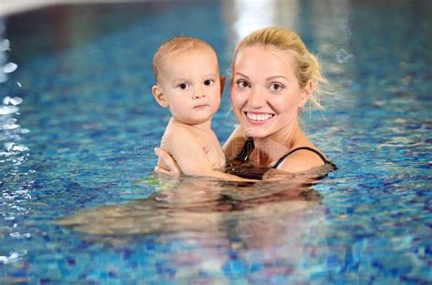 游泳池的新母亲和儿子 库存照片 图片 包括有 逗人喜爱 讲师 父项 室内 关心 休闲 成人 26273290