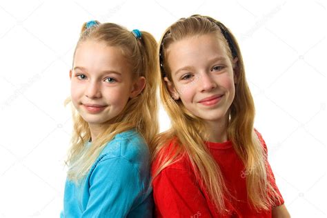 Zwei Junge Mädchen Schauen In Die Kamera Stockfotografie Lizenzfreie