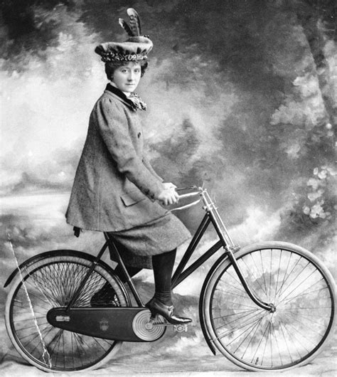 HISTÓRIA DA BICICLETA Há 200 anos foi criada a primeira bicicleta e
