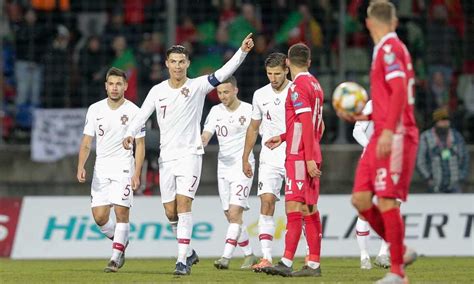 موعد مباراة البرتغال وليتوانيا، حيث يستضيف منتخب البرتغال نظيره منتخب ليتوانيا، في مباراة هامة وقوية بين المنتخبين، وذلك في تمام الساعة العاشرة إلا ربع بتوقيت القاهرة، والحادية عشر إلا ربع بتوقيت السعودية، من مساء يوم الخميس، الموافق 14 نوفمبر الجاري. بالفيديو - حامل اللقب حاضر.. البرتغال إلى يورو 2020 وصربيا ...