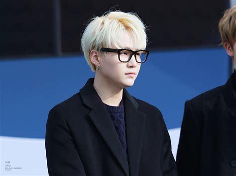 Bts atau bangtan boys atau bulletproof boy scouts adalah boys grup yang baru saja debut tanggal 12 juni 2013. Picture/Fansitesnap BTS Jin,Suga,Jimin & V at K-Star ...