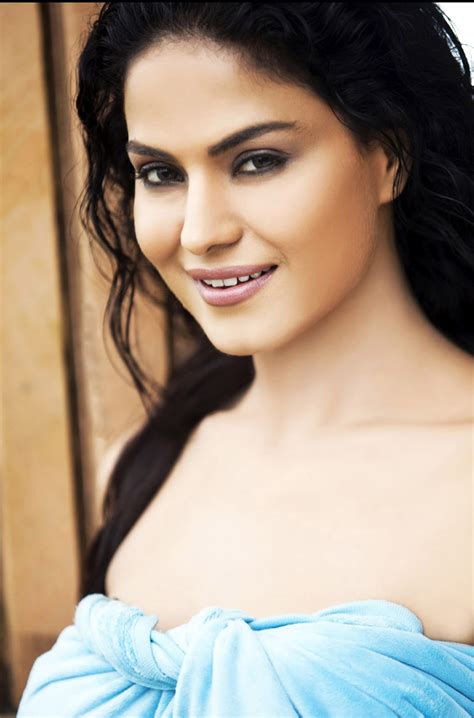 Bollywood Spicy Girl Veena Malik Hot Towel Expose Cleavage Stills No