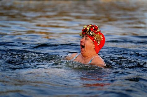 In Pictures Hundreds Brave Icy Waters For New Years Day Dip