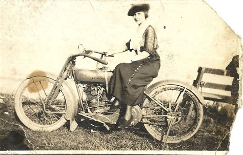 An Archive Of Women Who Ride Harley Davidson History Motorcycle Women Vintage Motorcycles