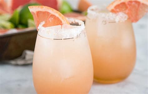 Don't just make this easy highball with any vodka, though. 7 Flavorful, Low-Calorie Seltzer Cocktails You Can Mix At Home | Low calorie alcoholic drinks ...