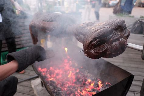 Look A Bunch Of People Are Feasting On The Adorable Et Shouts