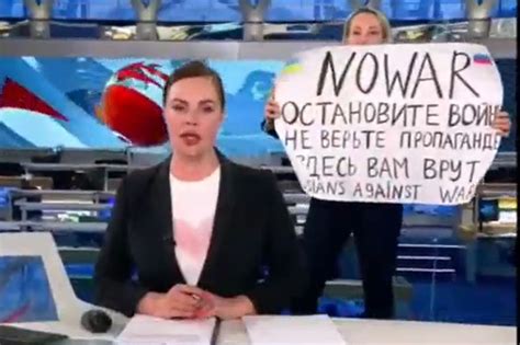 russian state media employee interrupts news broadcast with anti war protest evening standard