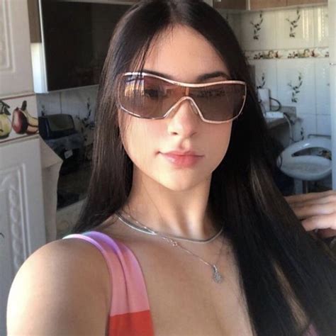 Normal Girl Selfie Poses My Vibe Yasmin Girl Icons Mina Drake Feminism Style