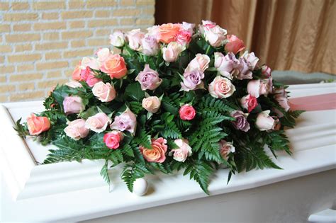 3 Tips For Selecting The Right Flowers For A Funeral Service Conner