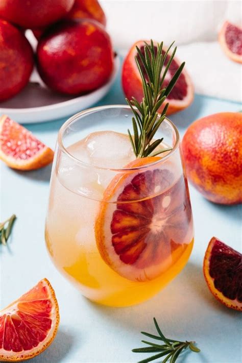 10 Rosemary Cocktails To Make This Summer Insanely Good