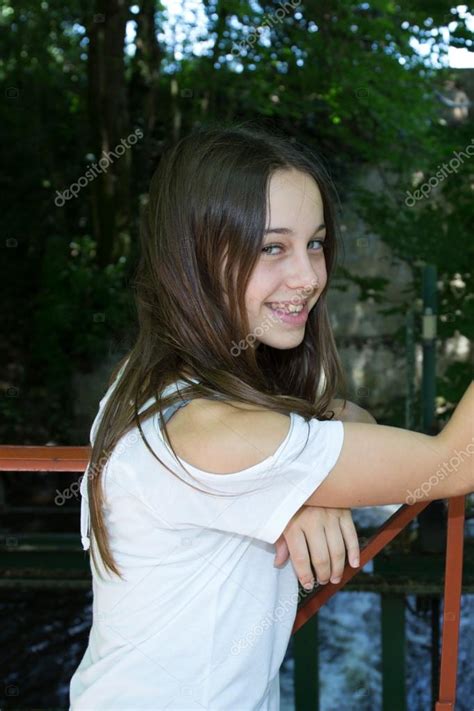 12 Yaşında çok Güzel Genç Kız — Stok Foto © Sylv1rob1 79402554