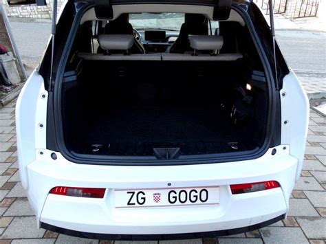 Sa istim dnevnim dometom, bmw i3s ima 184 ks i obrtni moment od 270 nm. BMW i3 ELEKTRIČNO VOZILO automatik, 2015. UREDAN, LED, 47000km ZAMJENA, 2015 god.