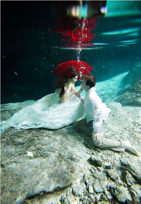 Cool Wedding Photography Underwater Kiss By Critsey Rowe Underwater Photography Fantasy