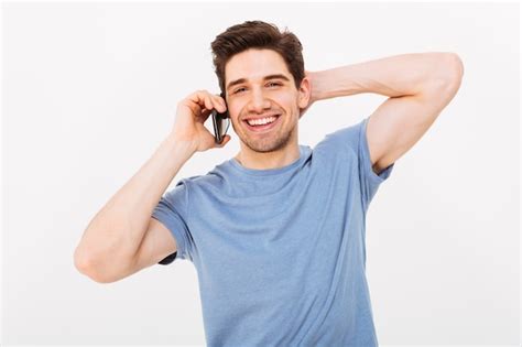 Hombre Sonriente En Camiseta Hablando Por Teléfono Inteligente Mientras