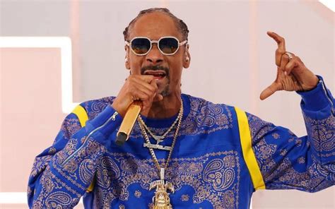 Snoop Dogg Flashed Gang Sign And Hit The Crip Walk During Super Bowl