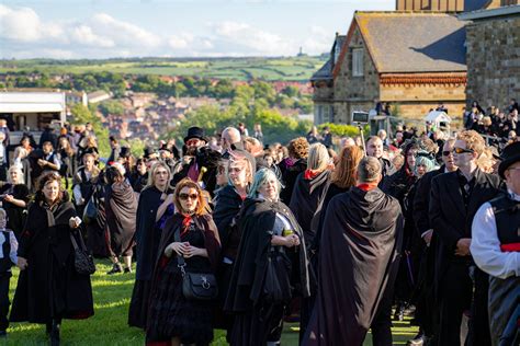 14 Fang Tastic Pix As Whitby Abbey Sets A New World Record For The